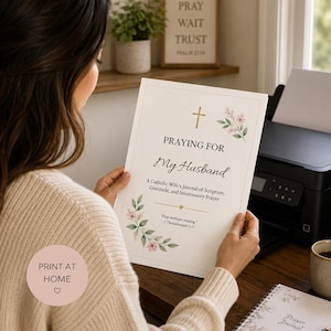 Könnte beinhalten: Ein weißes Blatt Papier mit dem Titel Praying for My Husband, A Catholic Wife's Journal of Scripture, Gratitude, and Intercessory Prayer. Es zeigt ein goldenes Kreuz, rosa Blumenillustrationen und den Text Pray without ceasing, 1 Thessalonians 5:17.