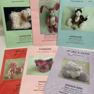 Könnte beinhalten: Sechs Bastelanleitungspakete von Honeydew Bears mit Lime-Flake, Bianca Bunny, Bubble & Squeak, Jack, Mulbeary und Mei-Ling & Mopsy. Jede Packung zeigt ein Foto des fertigen Plüschtiers, den Namen und die Größe in Zentimetern.