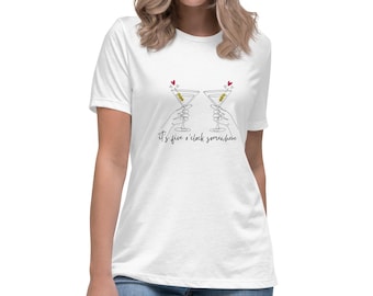 Camiseta relajada para mujer "Son las cinco en algún lugar", camiseta para amantes del martini, regalo para fiestas de cócteles, camiseta divertida para beber, camiseta gráfica para la hora feliz.