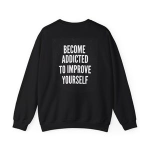 Op de afbeelding: Een zwart sweatshirt met lange mouwen en een rechthoekige afbeelding op de achterkant. De afbeelding bevat de witte tekst "BECOME ADDICTED TO IMPROVE YOURSELF" in een vet, schreefloos lettertype. Het kledingstuk heeft een ronde hals.