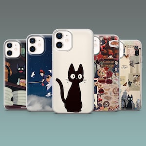 以下が含まれることがあります： 黒猫と赤いリボンの少女のイラストが描かれた5つの透明なスマートフォンケース。棚の上の猫、ほうきに乗った少女、猫のシルエット、食べ物や花のコラージュ、ヴィンテージ風のコラージュなど、様々なデザインが施されています。