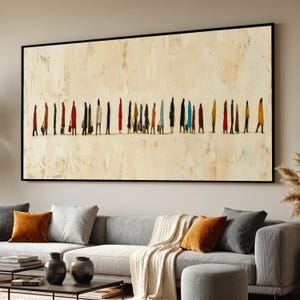 Könnte beinhalten: Ein großes, rechteckiges Wandbild mit einer horizontalen Reihe kleiner, stilisierter Figuren in verschiedenen Unifarben wie Rot, Blau, Gelb und Schwarz vor einem strukturierten, hellbeigen Hintergrund mit sichtbaren Pinselstrichmustern.