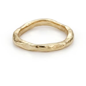 Organischer Stapelring aus 9 Karat Gold