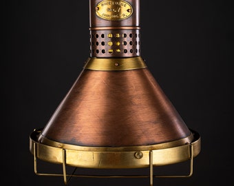Może przedstawiać: Wisząca lampa z miedzi i mosiądzu z klatką i kloszem w kształcie stożka. Lampa ma etykietę z napisem "Ship Forge No. 7  Shipbuilding Co."
