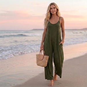 Peut inclure: Une combinaison sans manches vert olive avec de fines bretelles, une encolure dégagée et un pantalon large doté de poches latérales, accompagnée d'un petit sac à main en paille tressée marron clair avec une anse ronde et un rabat.