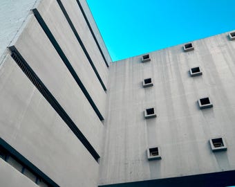 Fotografia architettonica, carta fotografica di alta qualità 50x70 cm, con cornice nera sottile di alluminio. Plexiglass incluso (no vetro).
