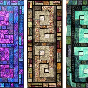Puede incluir: Tres caminos de mesa diferentes con un dise&ntilde;o de vitral. El primer camino de mesa es azul y morado con un patr&oacute;n geom&eacute;trico. El segundo camino de mesa es marr&oacute;n y beige con un patr&oacute;n geom&eacute;trico. El tercer camino de mesa es verde y azul con un patr&oacute;n geom&eacute;trico.