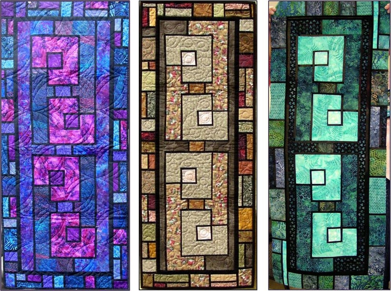 Puede incluir: Tres caminos de mesa diferentes con un dise&ntilde;o de vitral. El primer camino de mesa es azul y morado con un patr&oacute;n geom&eacute;trico. El segundo camino de mesa es marr&oacute;n y beige con un patr&oacute;n geom&eacute;trico. El tercer camino de mesa es verde y azul con un patr&oacute;n geom&eacute;trico.
