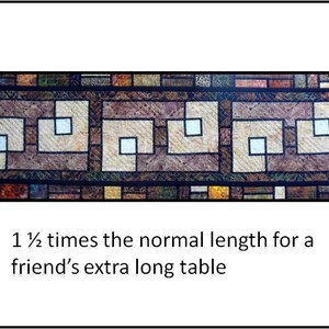 Puede incluir: Un camino de mesa con un patr&oacute;n geom&eacute;trico en tonos marrones, beige y negro. El camino de mesa est&aacute; hecho de tela y tiene una textura acolchada. El texto "1 1/2 veces la longitud normal para una mesa extra larga de un amigo" est&aacute; impreso debajo del camino de mesa.
