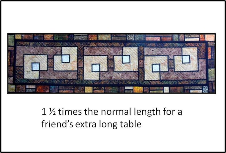 Puede incluir: Un camino de mesa con un patr&oacute;n geom&eacute;trico en tonos marrones, beige y negro. El camino de mesa est&aacute; hecho de tela y tiene una textura acolchada. El texto "1 1/2 veces la longitud normal para una mesa extra larga de un amigo" est&aacute; impreso debajo del camino de mesa.