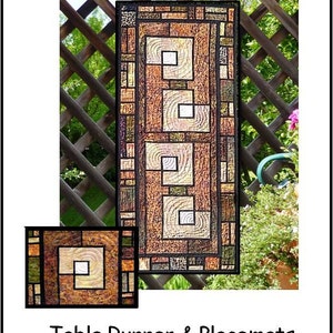 Peut inclure: Un chemin de table et des sets de table avec un motif géométrique dans des tons de brun, beige et blanc. Le chemin de table présente un motif répétitif de carrés et de cercles. Le set de table est une version plus petite du chemin de table.