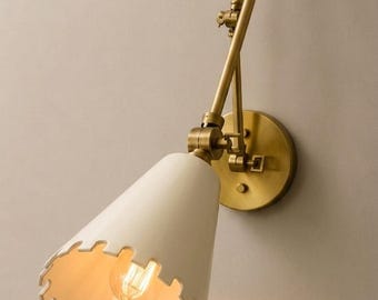 Aplique de parede de latão artesanal com braço articulado ajustável – Luminária com cúpula ondulada estilo meados do século XX