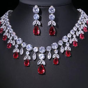 Ensemble élégant de collier et boucles d'oreilles carrées en zircone cubique | Bijoux de mariée pour mariée