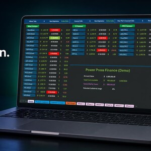 Può includere: Un portatile che mostra una dashboard finanziaria intitolata Power Press Finance (Demo) con colonne per CSP, Covered Calls e PMCC. Il testo a sinistra recita: Never Miss an Expiration Again. Track CSPs, Covered Calls & PMCCs in one dashboard.