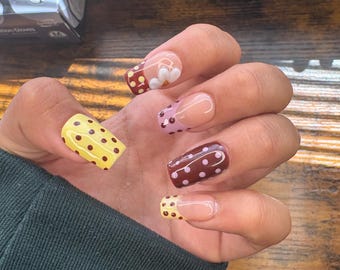 Uñas con flores de lunares