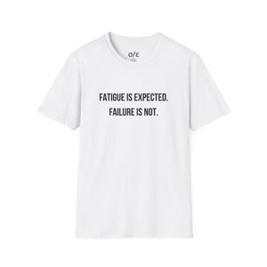 疲労は当然。失敗は当然ではない。Tシャツ｜モチベーションを高める名言入りエンジニアリングTシャツ