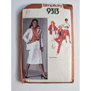 以下が含まれることがあります： サイズ10 miss用のSimplicity 9313型紙封筒。表面には、柄シャツの上に白いジャケットとスカートを着用した人物の写真と、3つの衣装のイラストが描かれています。テキストにはTops not includedと記載されています。