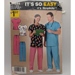 Ungeschnittener Unisex XS - XL OP-Kittel mit Hose und Oberteil – Schnittmuster Simplicity A4644