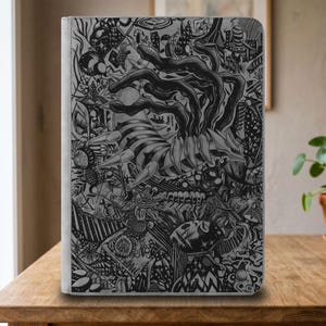 以下が含まれることがあります： 詳細な白黒のイラストが描かれた長方形のタブレットケース。中央には触手のような複数の付属肢と棘のあるセグメントを持つ生き物が描かれており、その周囲は複雑な抽象模様や幾何学的な形状で構成されています。