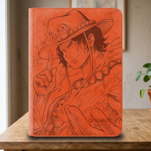Peut inclure: Une couverture de carnet orange rectangulaire présentant une illustration au trait détaillée d'un personnage portant un chapeau à larges bords avec un emblème de crâne. Le personnage est entouré de flammes, un doigt levé et une main en avant.