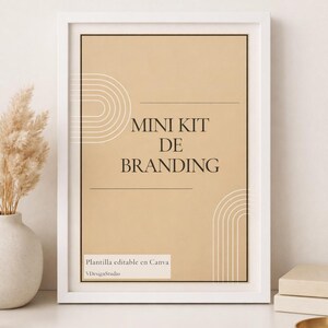 Puede incluir: Un marco rectangular blanco que contiene una impresión gráfica color canela con texto negro que dice MINI KIT DE BRANDING, arcos de líneas blancas y un pequeño recuadro blanco en la parte inferior con el texto Plantilla editable en Canva VDesignStudio.