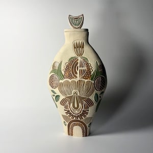 Recipiente alto de cerámica con tapa, hecho a mano / Esgrafiado / Marrón y verde