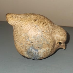 Statuetta di uccello in ceramica McCarty firmata, con smalto color noce moscata e dettagli blu.