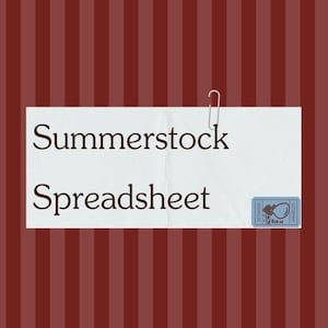 Op de afbeelding: Een wit rechthoekig papier met de tekst Summerstock Spreadsheet in donkerbruin lettertype, vastgezet met een zilveren metalen paperclip. Een kleine blauwe rechthoekige postzegel met de tekst Feb 14 zit in de rechterbenedenhoek op een donkerrode gestreepte achtergrond.
