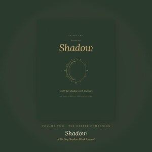 Può includere: Un diario verde scuro intitolato Shadow, Volume Two, Become Her, a 30-day shadow work journal. La copertina presenta un grafico dorato con una luna crescente e stelle. Sotto il diario, il testo recita Volume Two, The Deeper Companion, Shadow, A 30-Day Shadow Work Journal.