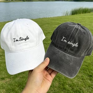"Lustige ""Ich bin Single"" bestickte Kappe, verstellbare Vintage Dad-Hut, Single-Leben Baseball-Hut, spielerisches Dating Geschenk für Sie & Ihn."