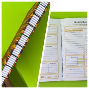 Op de afbeelding: Een kleurrijk, gepatroneerd notitieboek met een zwarte rug en een zichtbaar deel van de binnenpagina's. De binnenpagina's zijn onderverdeeld in secties voor budgettering, tracking, te betalen rekeningen, plaatsen om te bezoeken en speciale data. Het notitieboek heeft een sectie voor maandelijkse affirmaties.