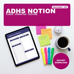 Può includere: Un pianificatore digitale per la concentrazione ADHD visualizzato su uno schermo di tablet, con sezioni per compiti principali, brain dump, time blocking e note. Accanto al tablet ci sono quattro pennarelli colorati, tre post-it, una tazza e un timer.