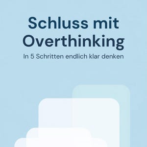 Könnte beinhalten: Ein hellblaues Buchcover mit dem dunkelblauen Text "Schluss mit Overthinking" und dem Untertitel "In 5 Schritten endlich klar denken". Im unteren Bereich sind überlappende weiße rechteckige Formen mit abgerundeten Ecken abgebildet.