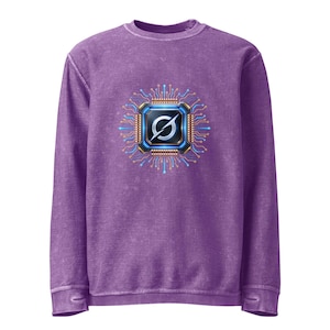 Peut inclure: Un sweat-shirt violet à manches longues avec une texture côtelée et un col rond. Le centre de la poitrine présente un graphique d'une puce de processeur informatique carrée avec des lignes de circuits bleues et dorées rayonnant vers l'extérieur.