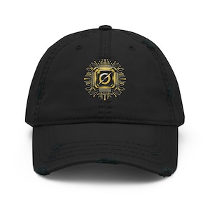 Peut inclure: Une casquette de baseball noire à l'aspect usé, ornée d'un motif central représentant une puce de processeur informatique dorée avec un symbole zéro barré au centre. La casquette présente une visière incurvée effilochée et une structure rigide.