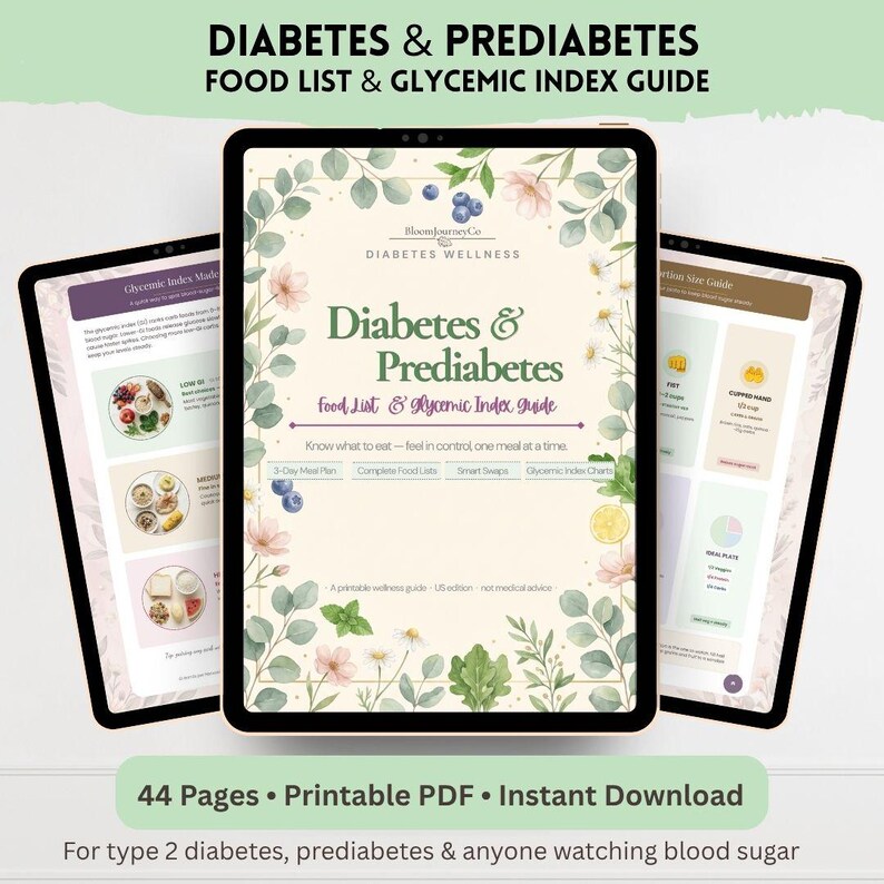 K&ouml;nnte beinhalten: Drei digitale Tablets mit einem Leitfaden f&uuml;r Diabetes und Pr&auml;diabetes, inklusive Lebensmittelliste und glyk&auml;mischem Index. Der mittlere Bildschirm zeigt ein floral gerahmtes Deckblatt, die seitlichen Bildschirme zeigen Tabellen.