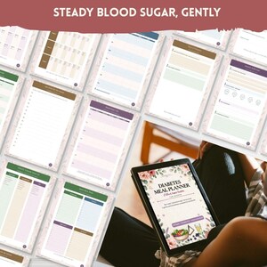 Puede incluir: Un planificador de comidas para diab&eacute;ticos digital en la pantalla de una tableta, rodeado de varios dise&ntilde;os de p&aacute;gina imprimibles con bordes florales, tablas de seguimiento y cuadros. El texto de la portada dice: DIABETES MEAL PLANNER, 8 Week Tracker, FOR WOMEN.
