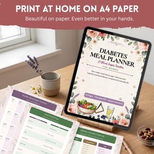 Puede incluir: Una tableta digital muestra un PDF de planificador de comidas y rastreador de az&uacute;car en sangre con ilustraciones florales. La pantalla muestra el t&iacute;tulo, 44 p&aacute;ginas y gr&aacute;ficos de alimentos. P&aacute;ginas impresas con tablas est&aacute;n dispuestas cerca.