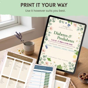 K&ouml;nnte beinhalten: Ein digitales Tablet mit einem Ern&auml;hrungsratgeber f&uuml;r Diabetes und Pr&auml;diabetes mit Blumenbord&uuml;ren, neben ausgedruckten Seiten einer Einkaufsliste und einer Getreidetabelle auf einer h&ouml;lzernen Oberfl&auml;che.