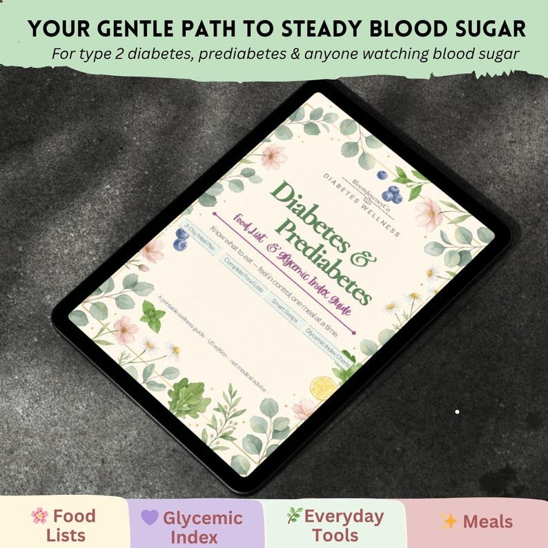 K&ouml;nnte beinhalten: Ein digitales Tablet mit einem Wellness-Leitfaden mit dem Titel Diabetes & Prediabetes food list & glycemic index guide. Die Seite zeigt Blumenillustrationen, Blaubeeren und den Text Your gentle path to steady blood sugar.
