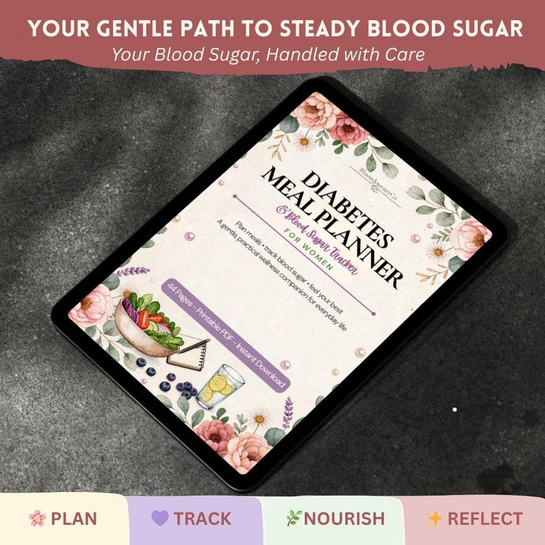 Puede incluir: Una tableta digital que muestra la portada de un planificador de comidas y rastreador de az&uacute;car en sangre para diabetes. El dise&ntilde;o presenta ilustraciones florales en acuarela, un taz&oacute;n de ensalada y un vaso de agua con lim&oacute;n. El texto incluye 'Diabetes Meal Planner & Blood Sugar Tracker for Women', '44 Pages - Printable PDF - Instant Download' y 'Plan meals - track blood sugar - feel your best'.