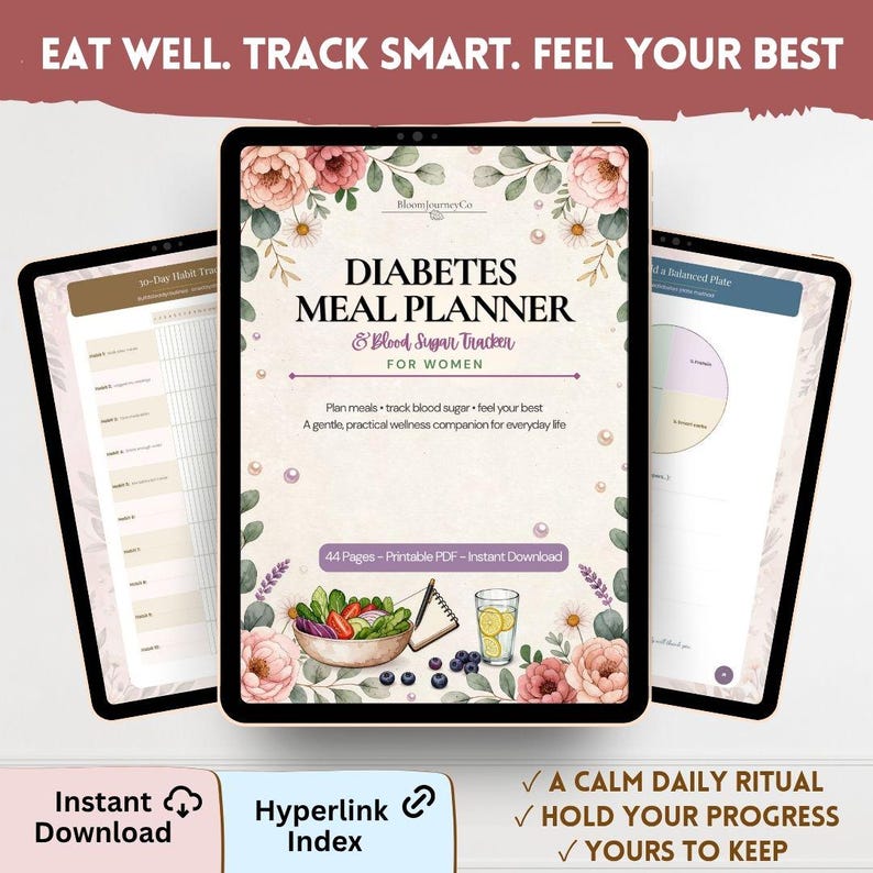 Puede incluir: Un planificador de comidas para diab&eacute;ticos y rastreador de az&uacute;car en sangre digital en tres pantallas de tabletas. La portada muestra ilustraciones florales, un taz&oacute;n de ensalada y un vaso de agua con el texto Diabetes Meal Planner.