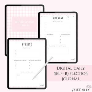 Könnte beinhalten: Drei digitale Tablets zeigen ein Selbstreflexions-Journal mit einem rosa-weiß karierten Einband. Die Bildschirme zeigen Morgen- und Abendvorlagen mit Feldern für Dankbarkeit, Affirmationen und Prioritäten sowie einen weißen Eingabestift.