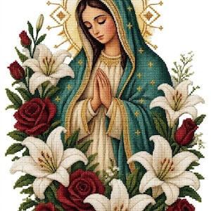 Puede incluir: Un patrón de bordado en punto de cruz que representa una figura con los ojos cerrados y las manos juntas en oración, vistiendo una capa verde azulado con estrellas doradas sobre una túnica blanca, rodeada de lirios blancos y rosas rojas.