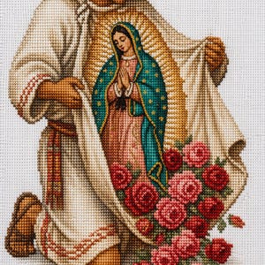 Puede incluir: Un bordado de punto de cruz que muestra a una figura con túnica blanca arrodillada, abriendo su prenda para revelar la imagen de la Virgen de Guadalupe en un aura dorada, con una cascada de rosas rojas y rosadas cayendo de la tela.
