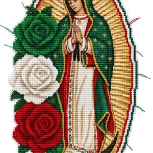 Puede incluir: Un bordado en punto de cruz de la Virgen de Guadalupe que presenta una figura central con vestido blanco y manto verde con estrellas doradas, rodeada por un resplandor dorado, tres rosas grandes en verde, blanco y rojo, y un ángel pequeño.