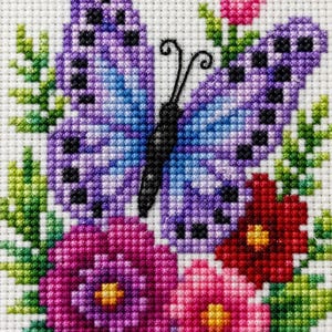 Puede incluir: Un bordado de punto de cruz sobre tela Aida blanca que muestra una mariposa grande con alas moradas y azules, cuerpo negro y antenas. La mariposa está rodeada de flores vibrantes de color rojo, rosa y magenta con follaje verde.