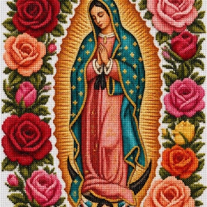 Puede incluir: Un bordado en punto de cruz que representa a la Virgen de Guadalupe dentro de una corona ovalada de rosas vibrantes en tonos rojos, rosas, naranjas y amarillos. La figura viste un manto turquesa con estrellas doradas sobre una túnica rosa.