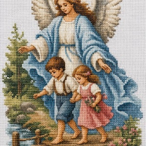 Puede incluir: Un bordado de punto de cruz que representa a un ángel con grandes alas blancas y túnica azul, detrás de un niño con pantalones cortos azules y una niña con vestido rosa. Caminan sobre un puente de madera que cruza un pequeño arroyo.