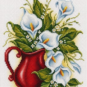 Puede incluir: Un patrón de bordado en punto de cruz sobre tela blanca que presenta una jarra roja vibrante llena de lirios de agua blancos, espádices amarillos y follaje verde exuberante. El diseño incluye pequeñas flores blancas y sombreados.